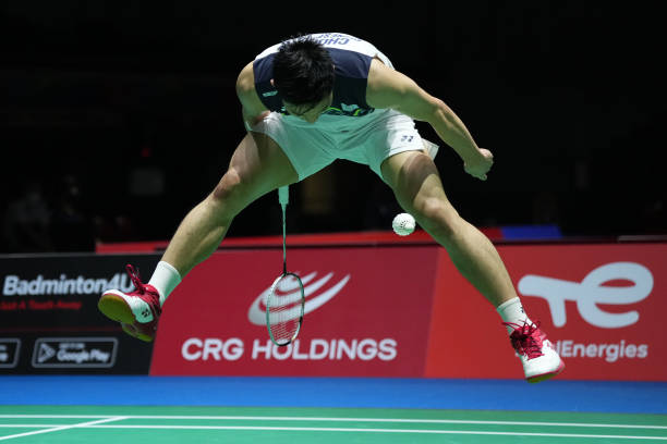 职业选手的秘密:左脚在前接发球的战术优势