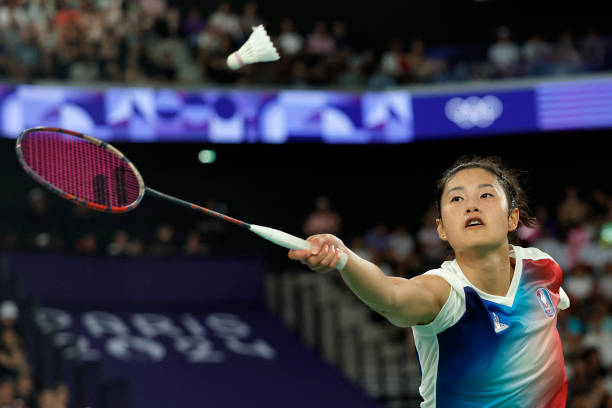 羽毛球单打和双打场地一样大吗？官方规则解析