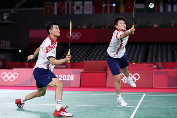 碳纤维科技加持：尤尼克斯前十强羽毛球拍技术解析