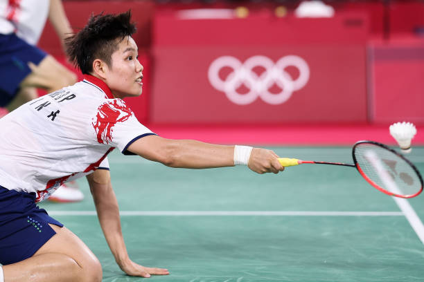 左发球区发球后的跑位技巧，提升防守反击能力