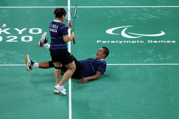 如何调整击球点?高远球与杀球的动作细节对比