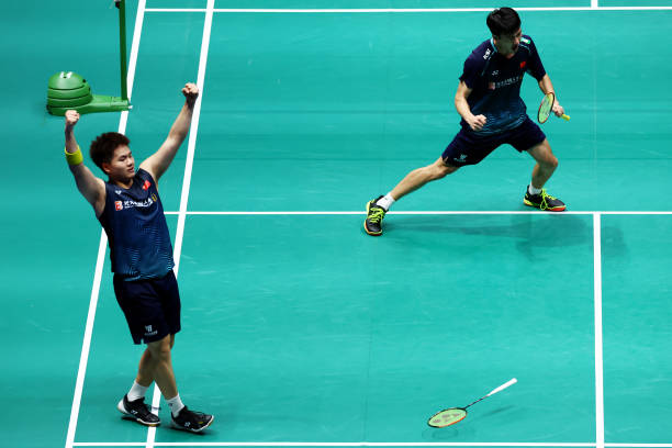 参加羽毛球比赛，球拍需要自己带吗？