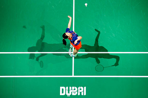 羽毛球单打战术解析:如何利用“里面外面”控制比赛节奏