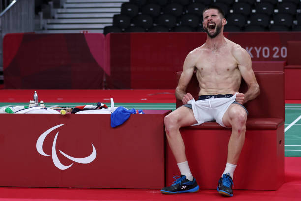 羽毛球杀球发力图解GIF：手腕+腰腹力量如何完美结合