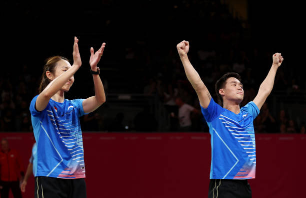 如何正确运用脚背内侧踢出高远球？