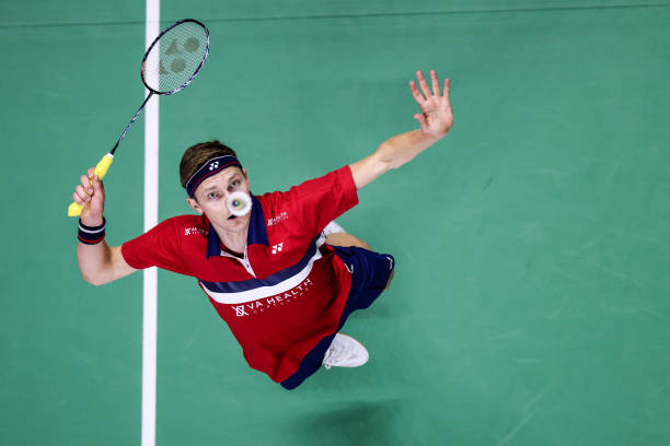 如何通过大学羽毛球比赛提升竞技水平?