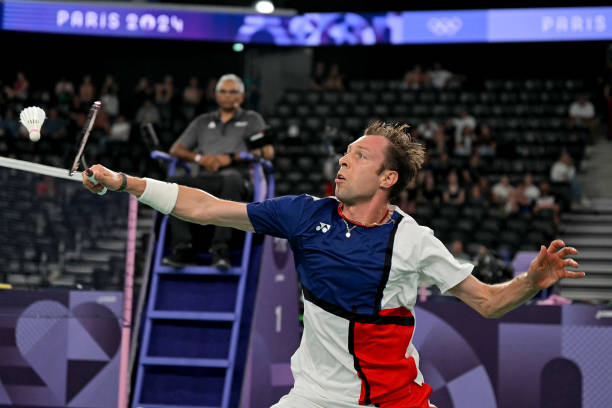 羽毛球双打配合技巧:站位、轮转与攻防策略视频讲解