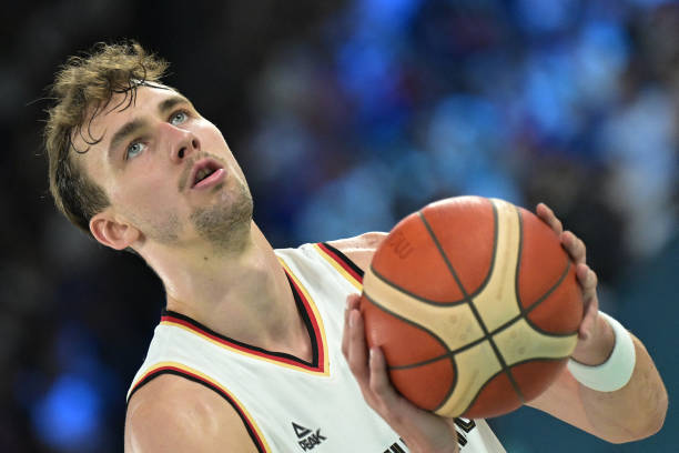 篮球二次运球犯规手势：从入门到精通