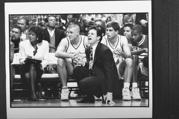 篮球场上最理想的小前锋身高是多少？专家解析