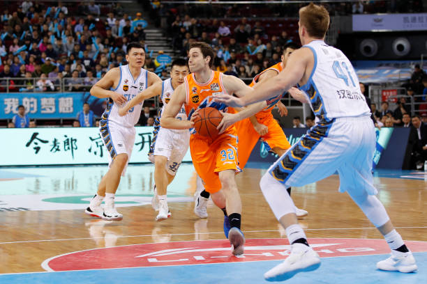 篮球场上，团队合作如何决定胜负？