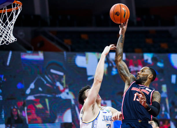 室内与室外篮球场的坡度要求有何不同?