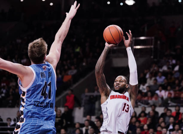 大前锋（PF）在篮球战术中的关键作用