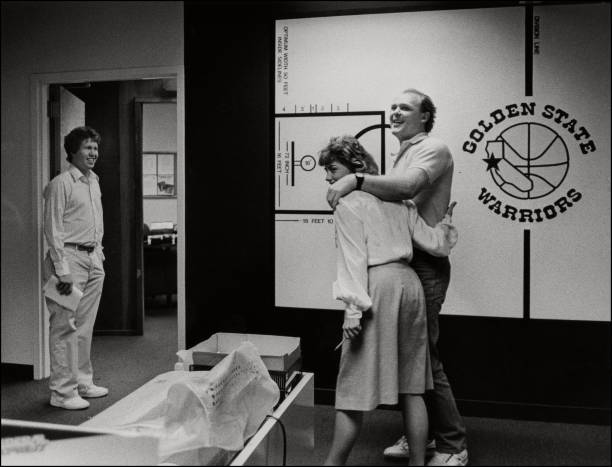 标准篮板尺寸和高度是否适用于所有篮球场地?