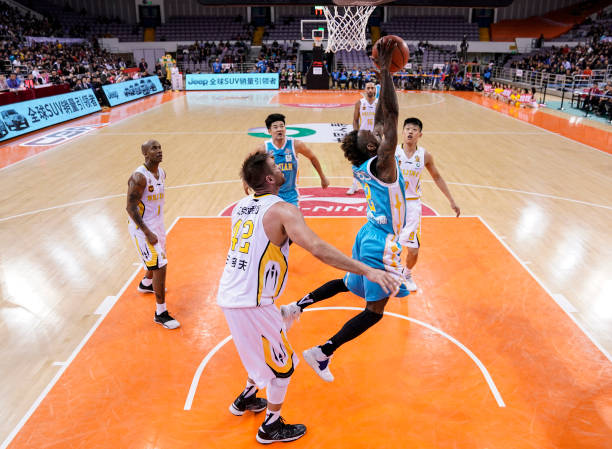 篮球二次运球规则详解：定义与常见类型