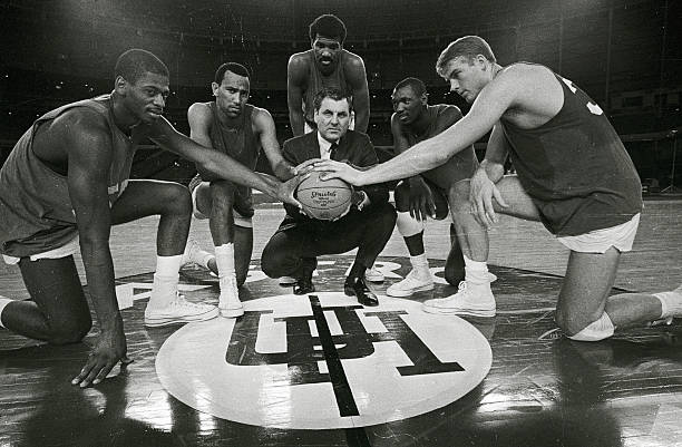 詹姆斯vs库里巅峰对决!NBA总决赛在线直播入口