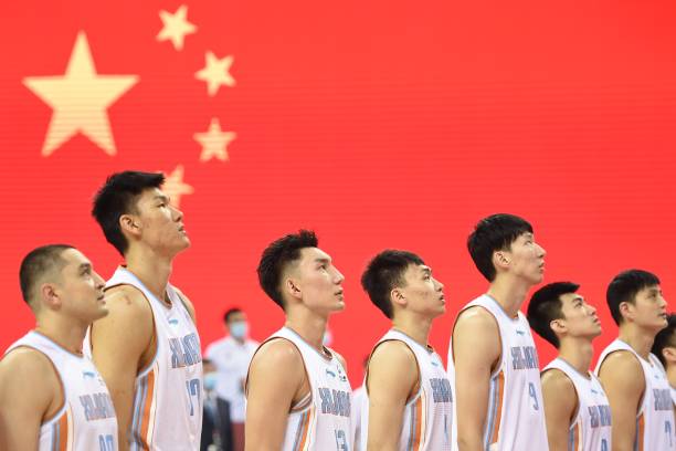 带球撞人犯规判罚：裁判动作分解与实战应用