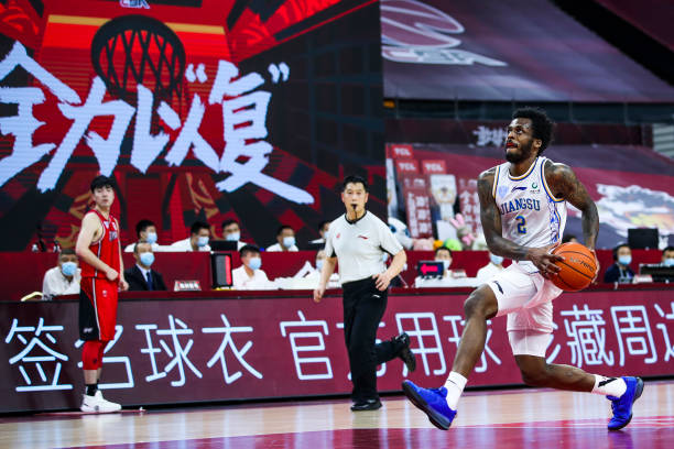 国际篮联规则精讲：裁判手势与比赛判罚实例分析