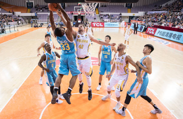 绿军防线崩盘!哈登45分统治比赛,76人取得系列赛领先