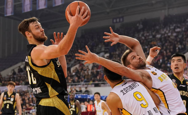 CBA今日焦点战：北京首钢迎战浙江广厦，谁能笑到最后？