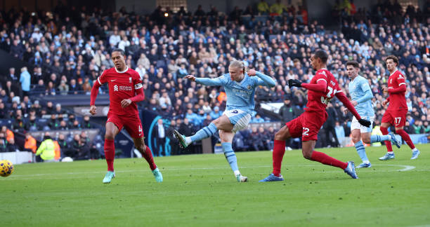 卡卡在米兰的战术体系中扮演什么角色？