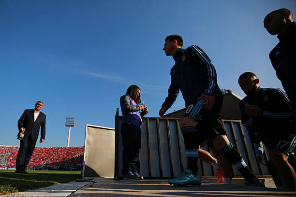 毛彪足球的战术解析:如何打造一支冠军球队