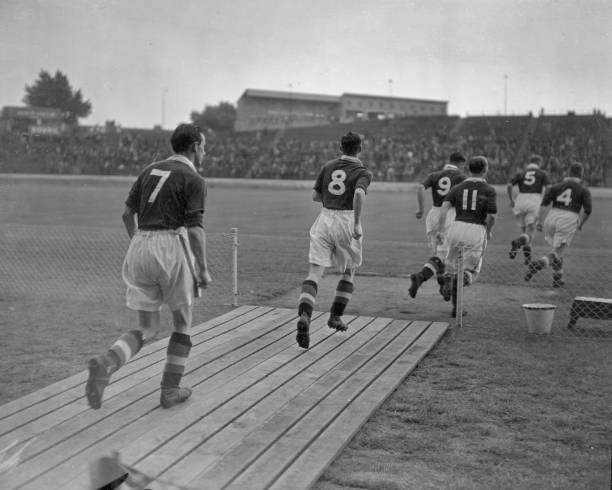 欧冠16强战:巴黎圣日耳曼4-1横扫巴萨,姆巴佩让梅西黯然失色