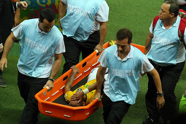 青少年足球教学：如何正确执行开球门球？