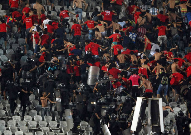 校园趣事:足球与窗户的碰撞