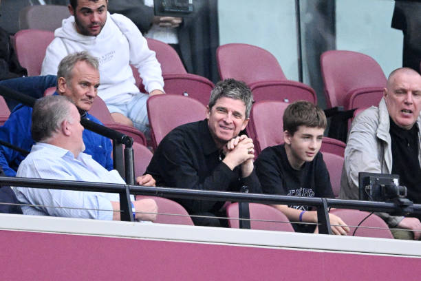 球迷狂欢夜!2025中超决赛现场气氛燃爆