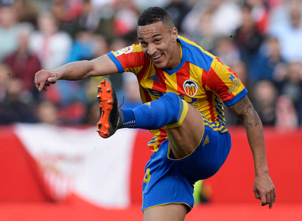 篮球明星郭艾伦踢足球，跨界运动引发粉丝讨论