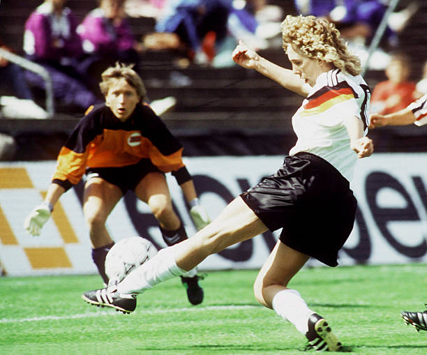 比利时主教练如何解决后防隐患?深度分析球队战术短板