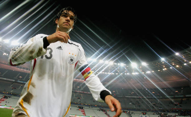 左路之争：任意球大师与传球天才的巅峰对决