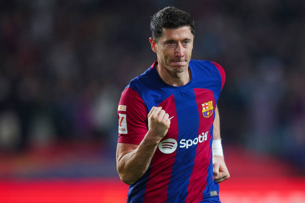 从实战案例看破密集防守的经典战术运用