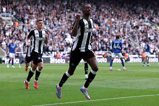 规则演变：边界球守门员接球规则的历史变化