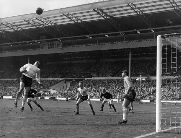 昆山体育场中超激战：裁判争议判罚分析