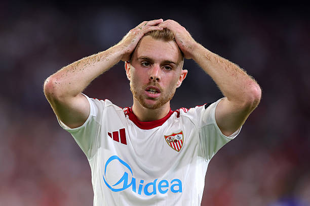 点球击中横梁后的战术调整与应对策略