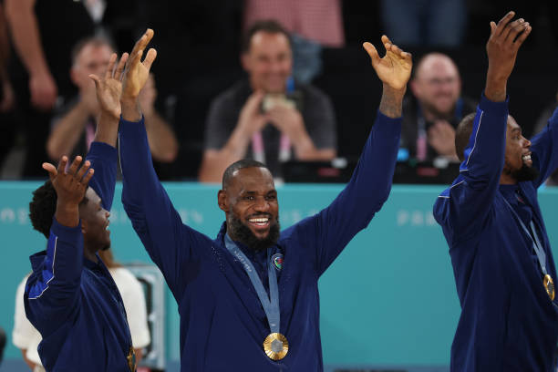 巴黎奥运会会徽设计揭秘:火焰、女性形象与法式浪漫