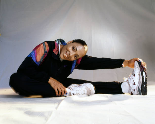 急行跳远四步详解：助跑、起跳、腾空与落地技巧