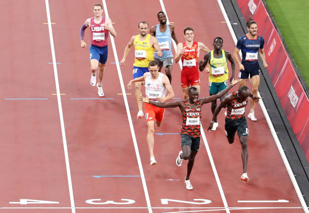 专业田径比赛中领跑者是否属于参赛运动员？