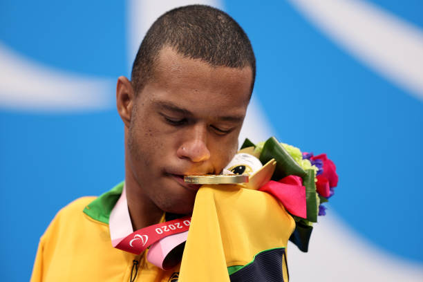 游泳比赛中的哨声信号:如何正确理解裁判的指令?