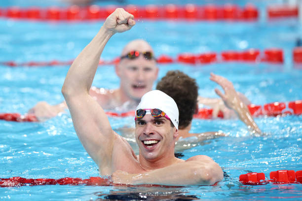 从防水手机到智能穿戴:游泳通讯解决方案大比拼