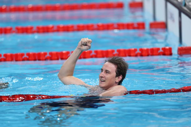 游泳转身时如何保持呼吸节奏？