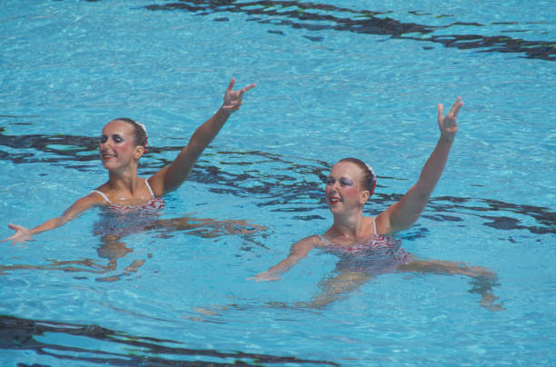 青少年游泳训练:科学方法与达标突破