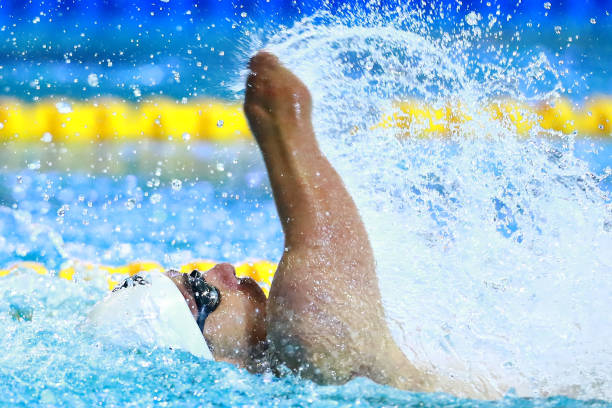 自由泳腿部发力技巧：慢动作分析与练习方法