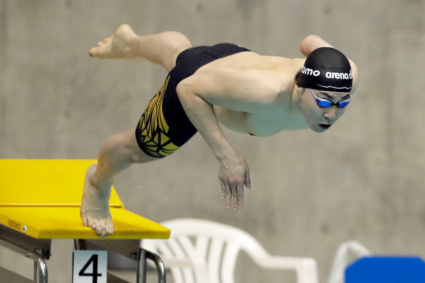 游泳教练月薪与证书等级的关系：持证教练收入更高吗？