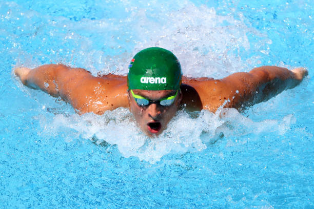 游泳重赛规则详解:裁判如何判定