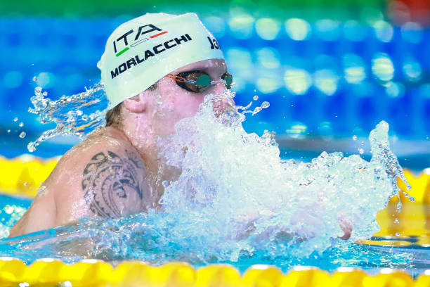 新手游泳指南：从泳衣到浮板，这些装备不能少