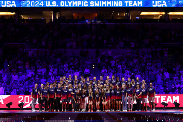 室内游泳池水彩画法：如何表现水的流动与光影