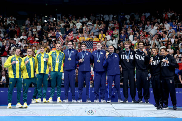 蝶泳动作详解:从打腿到手臂配合的视频教学