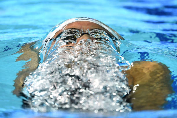 游泳接力比赛规则解析：4×100米与4×200米的区别